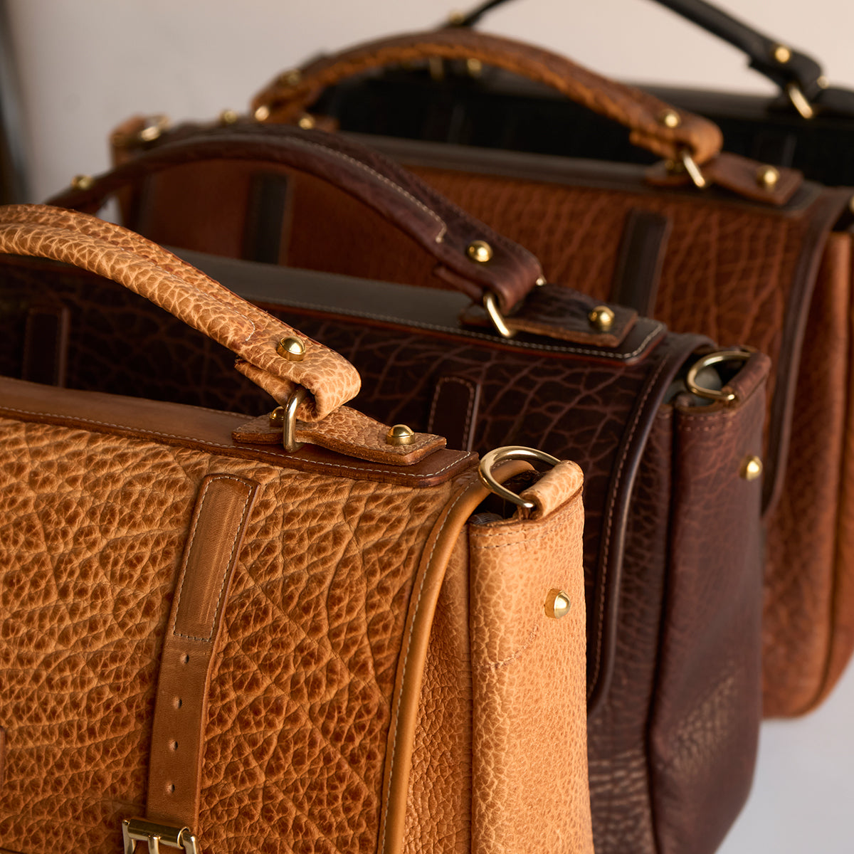 No.935 CEO MESSENGER | Bison Walnut